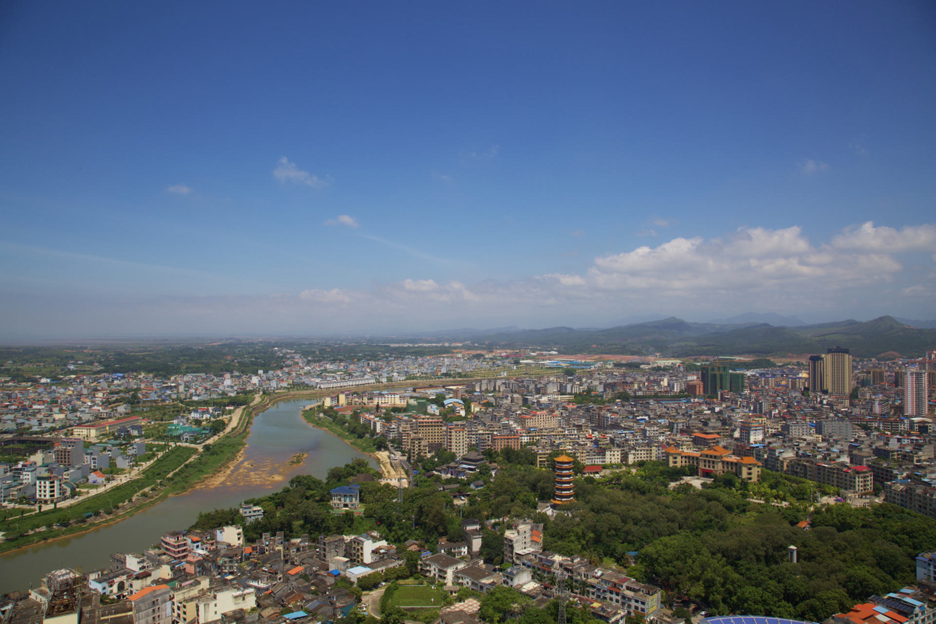 彼岸之花:芒街口岸的爱情故事  在遥远的中越边境,有一座美丽的芒街