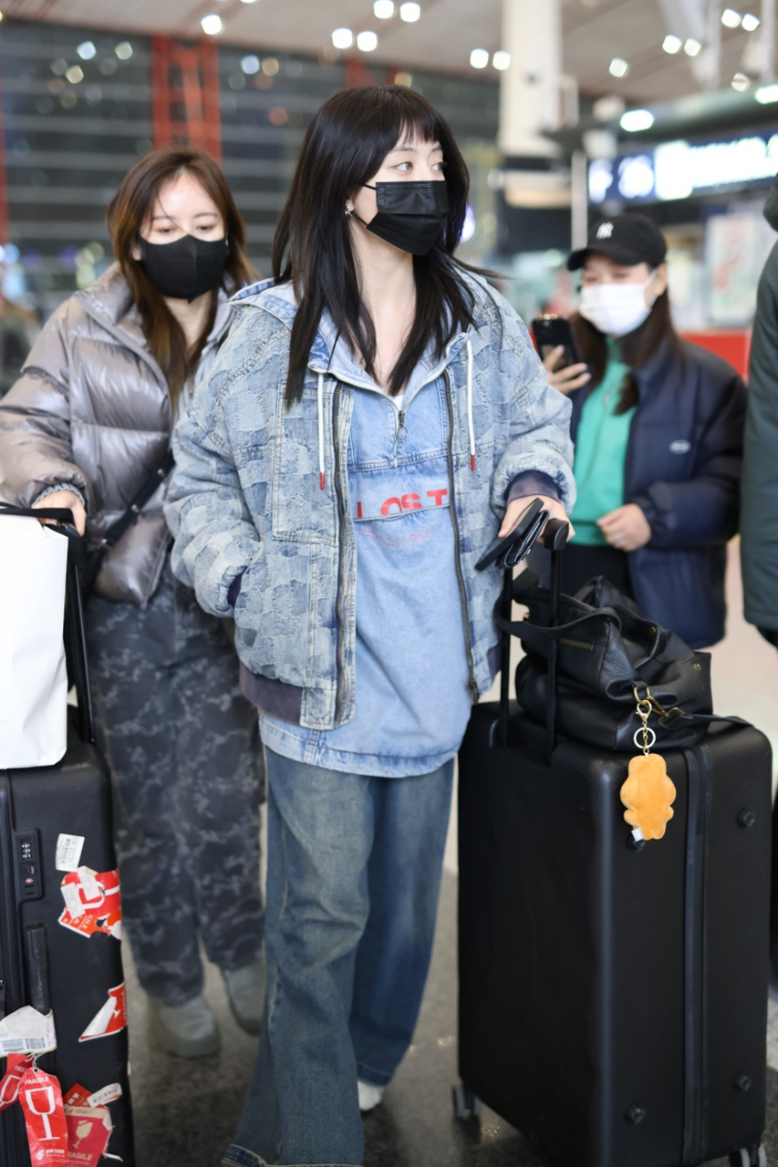 22岁的刘人语牛仔服穿搭现身北京首都机场,清新甜美的外形,自信的笑容