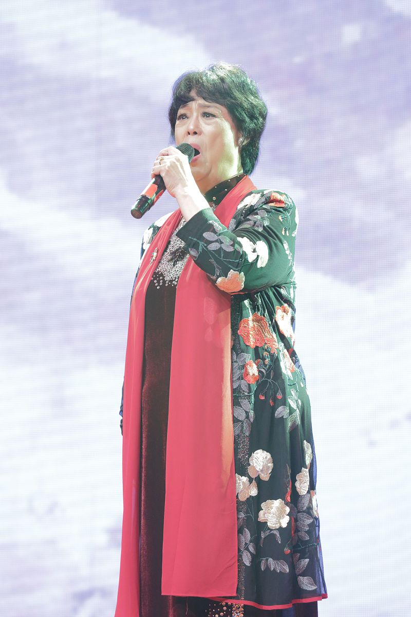 3月14日,著名女高音歌唱家,国家一级演员邓玉华的一组演出照片在网上