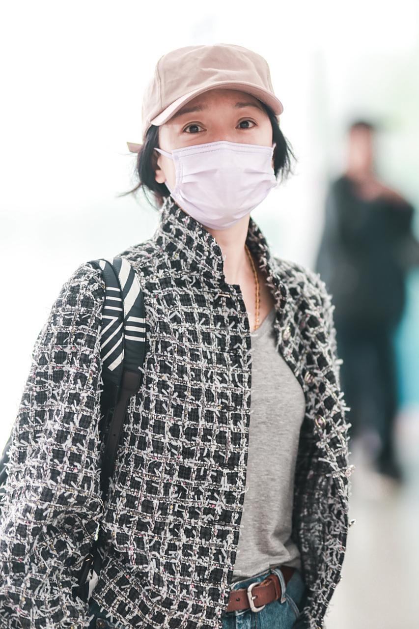 周迅身穿黑色休闲装,搭配一副墨镜,展现出她随性而不失时尚的风格