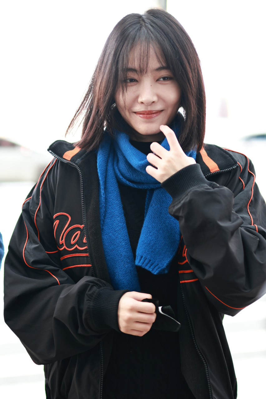 许佳琪戴克莱因蓝围巾现身上海虹桥机场,长相惹人喜爱.