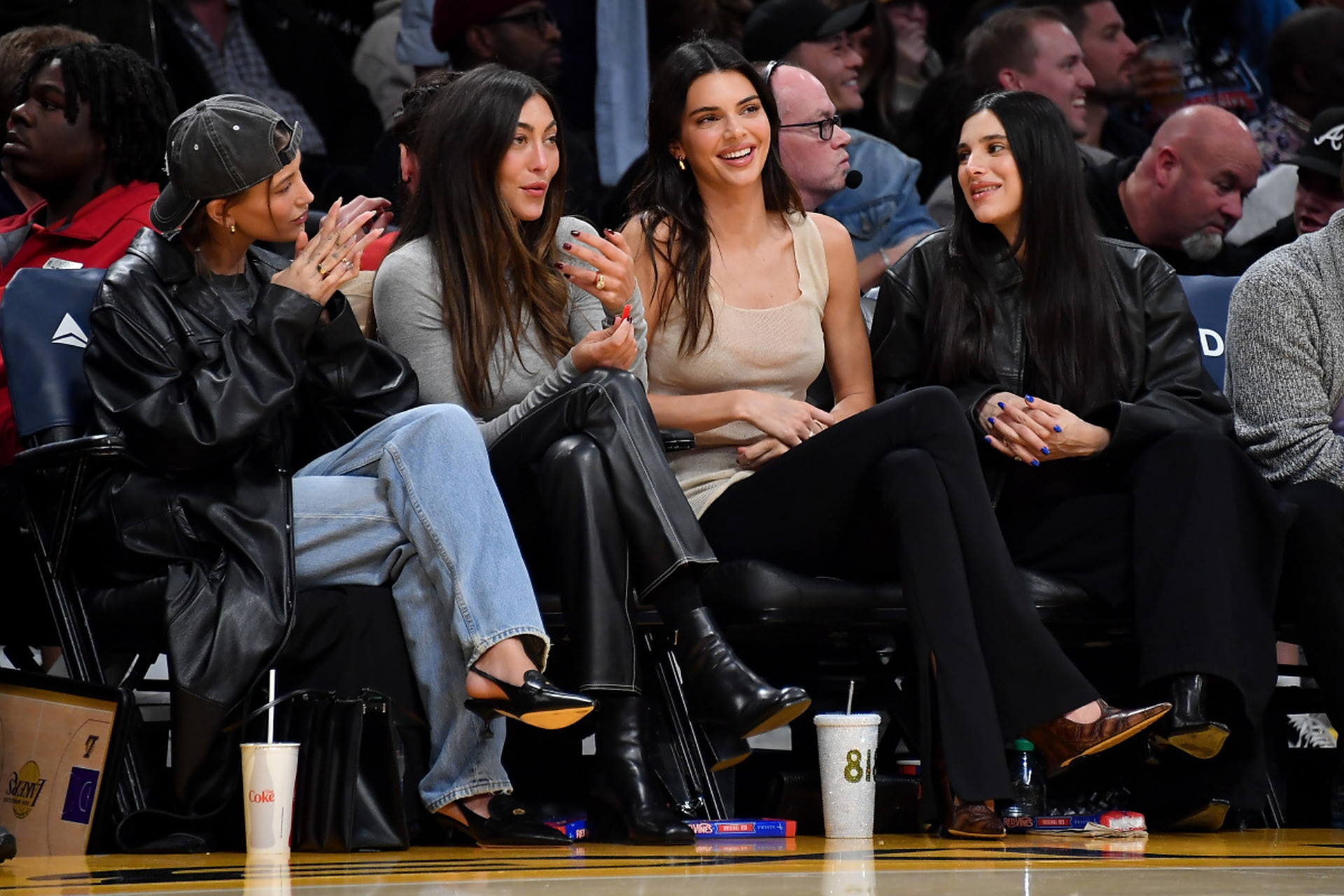 超模肯达尔·詹娜与好友海莉·比伯现身洛杉矶观看湖人队比赛,两位