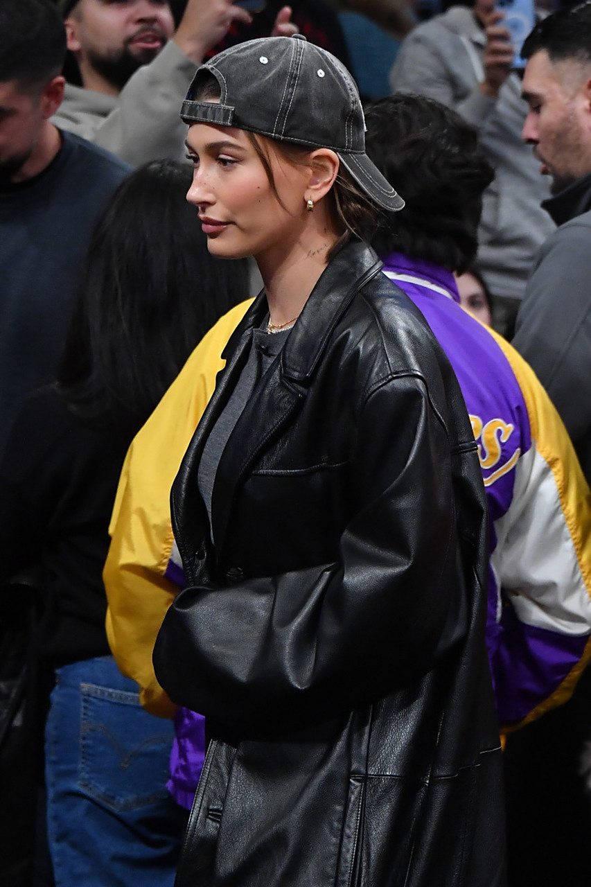 超模肯达尔·詹娜与好友海莉·比伯现身洛杉矶观看湖人队比赛,两位