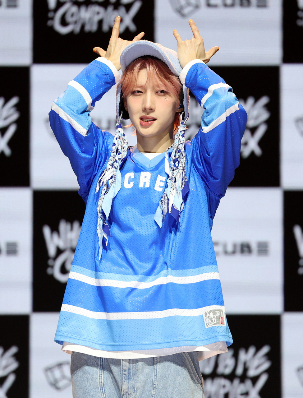 韩国歌手李会泽出席首张迷你专辑发布会,秀腹肌大发粉丝福利.