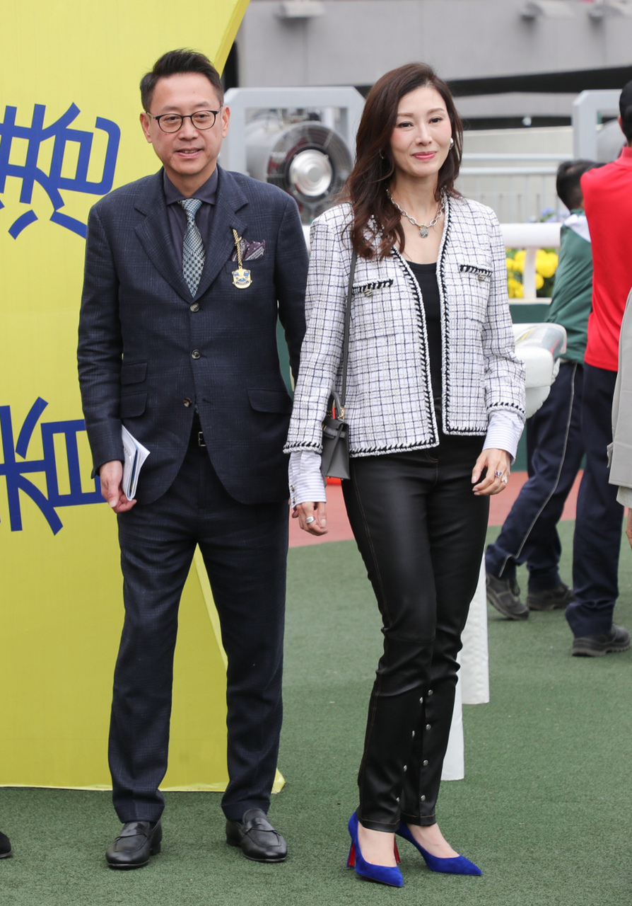 李嘉欣,许晋亨夫妇牵手现身香港沙田马场被拍.