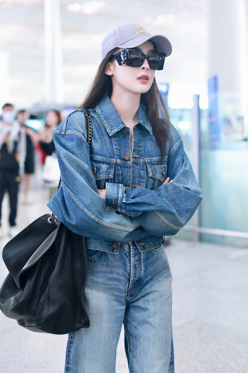 古力娜扎以一袭圣罗兰牛仔套装现身北京首都机场,前往巴黎时装周出席