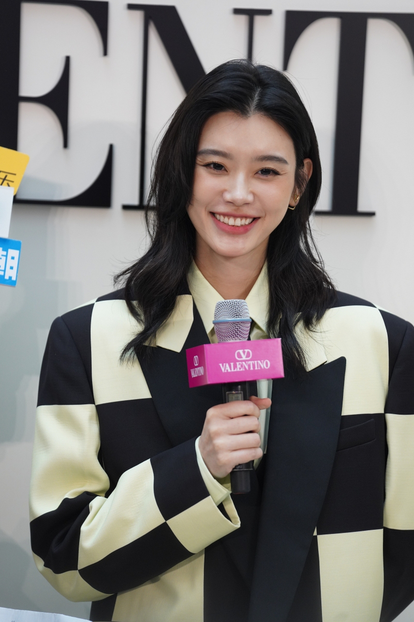 作为模特,奚梦瑶嫁入豪门后一直春风得意,满脸笑容,完美身材圈粉无数