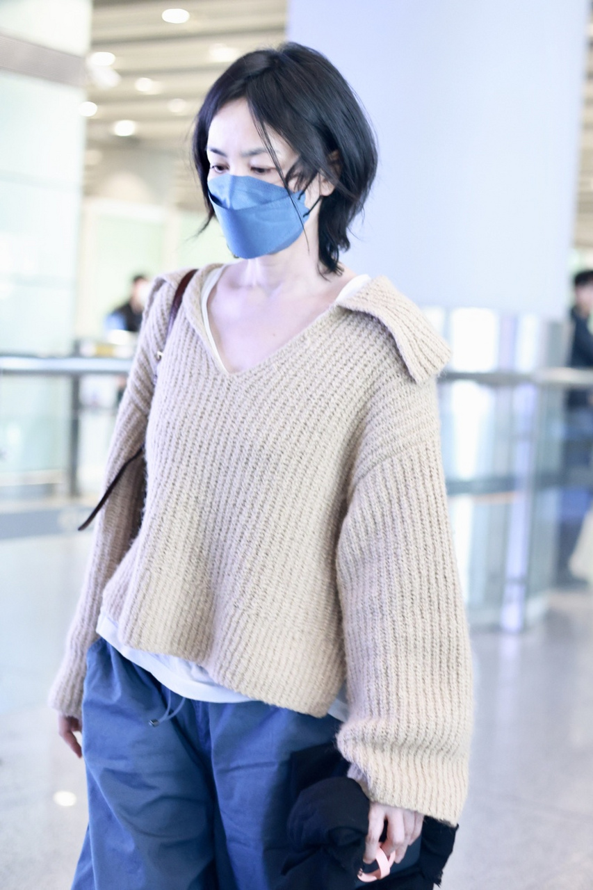 王菲春日机场惊艳亮相!短发清新毛衣洒脱,岁月不败美人风采依旧.