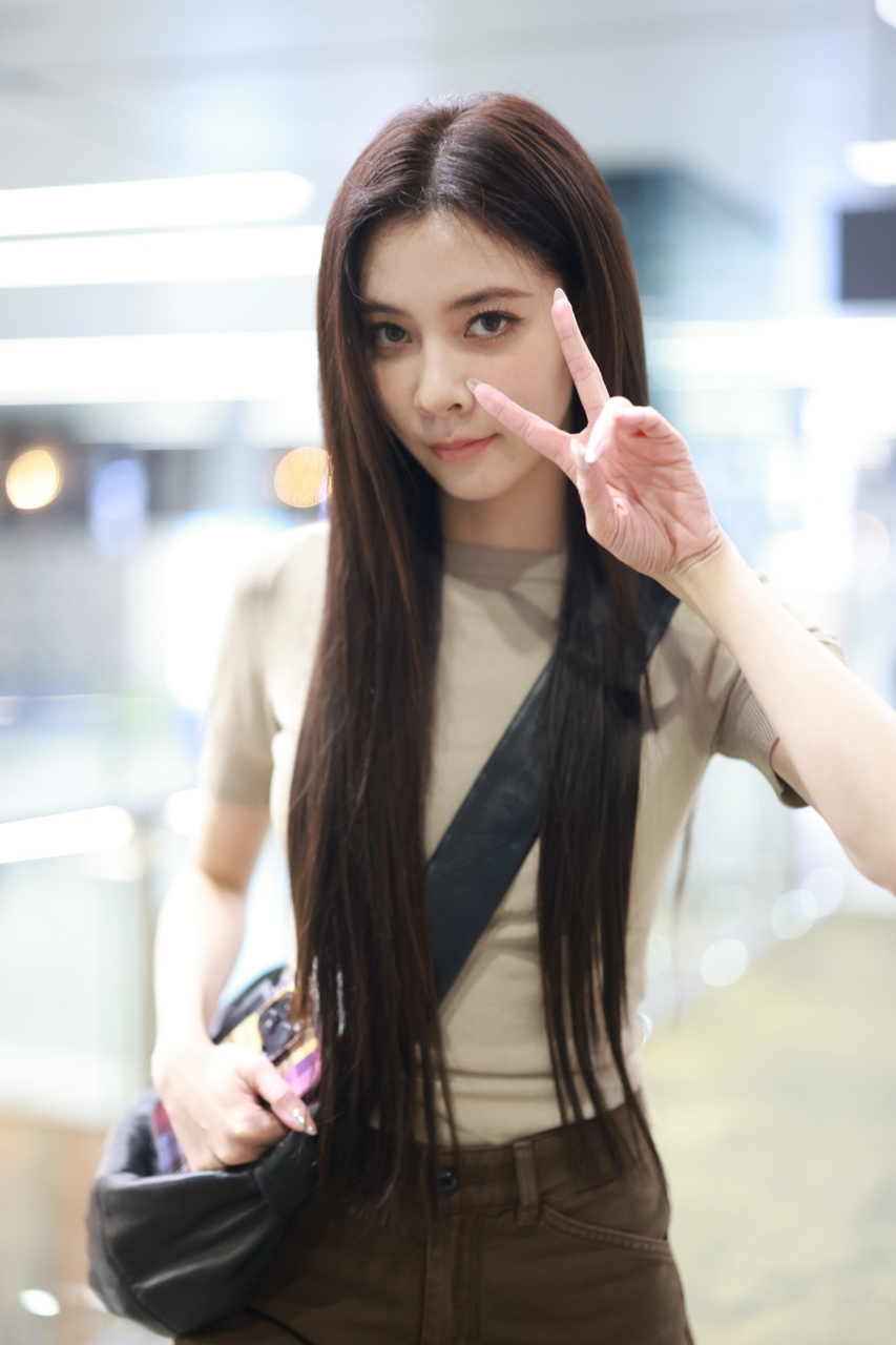 宋妍霏中分披肩长发造型现身虹桥机场,身材高挑,休闲打扮,总是走在