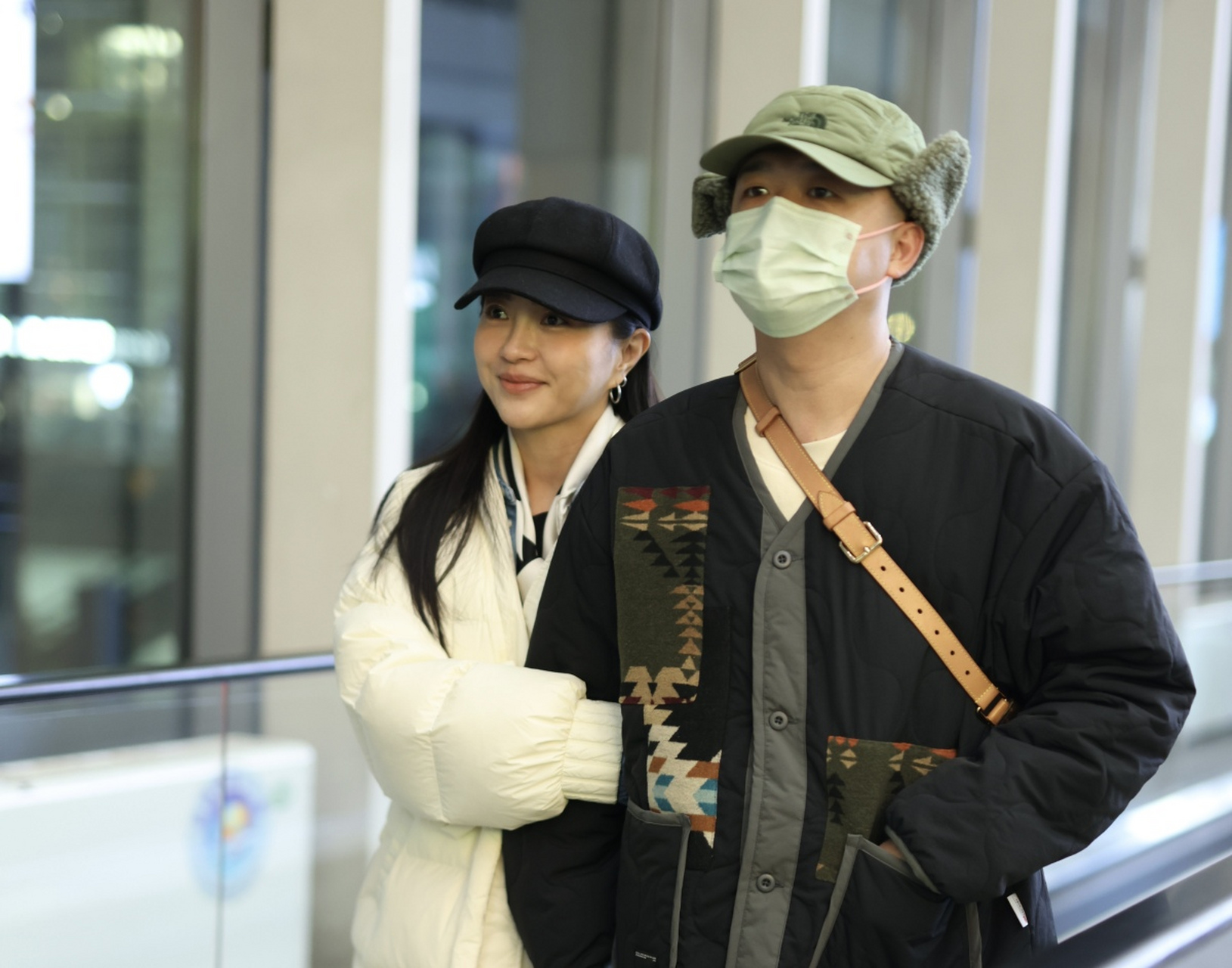 包贝尔包文婧夫妇带女儿包可艾(饺子)现身北京首都机场,一家三口全程