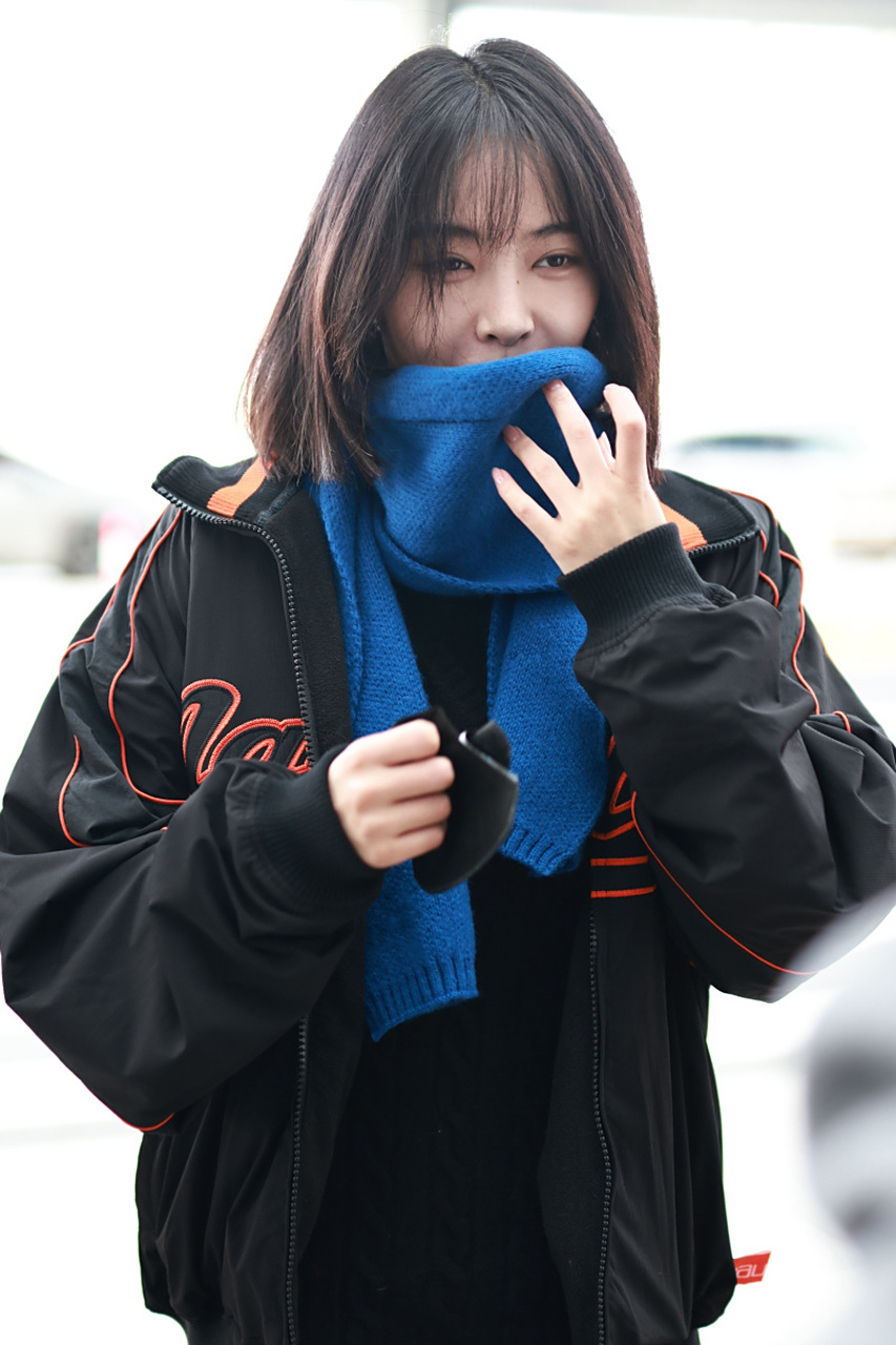 许佳琪戴克莱因蓝围巾现身上海虹桥机场,长相惹人喜爱.