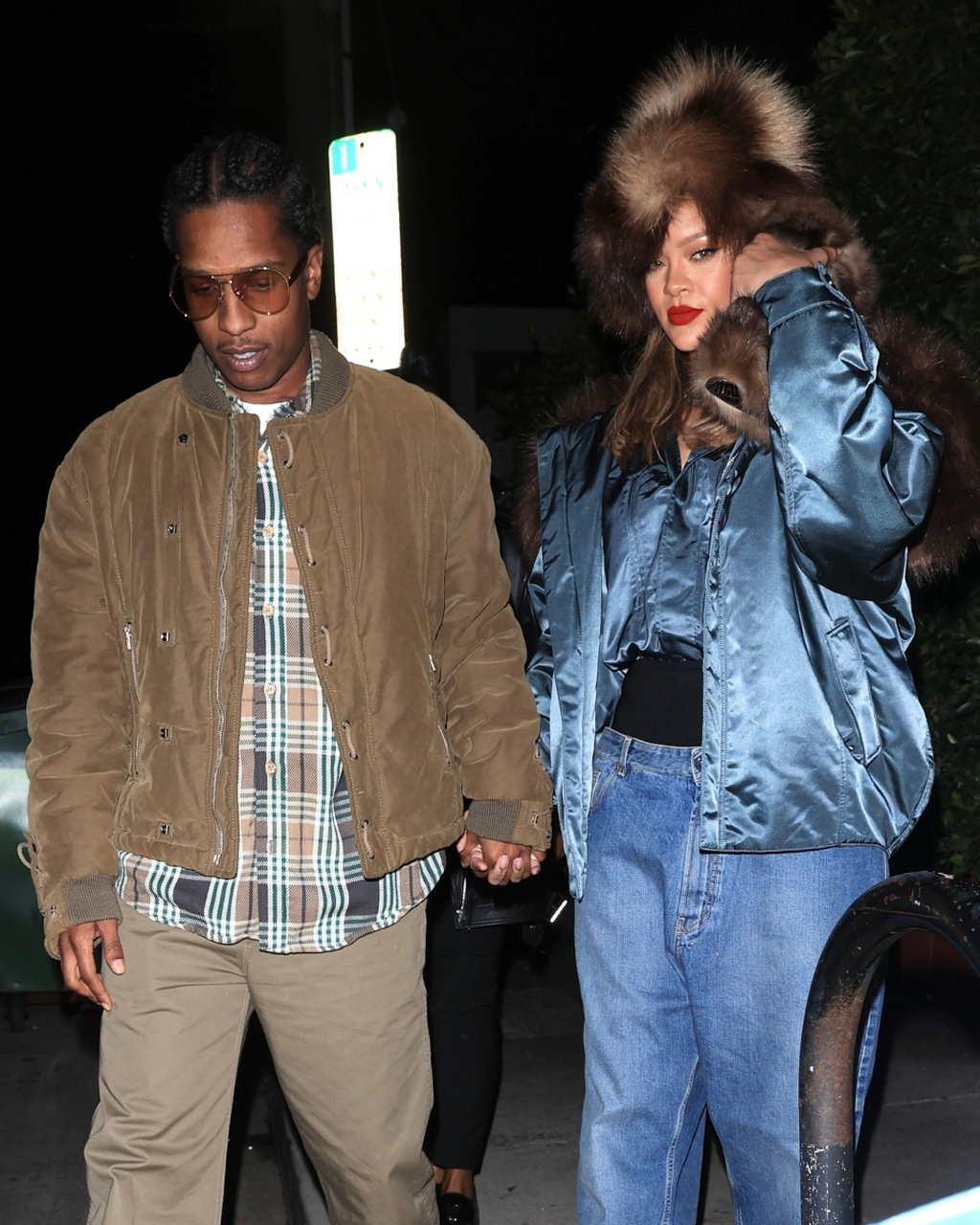 蕾哈娜戴毛毛帽和男友asap rocky深夜约会,全程手牵手秀恩爱.