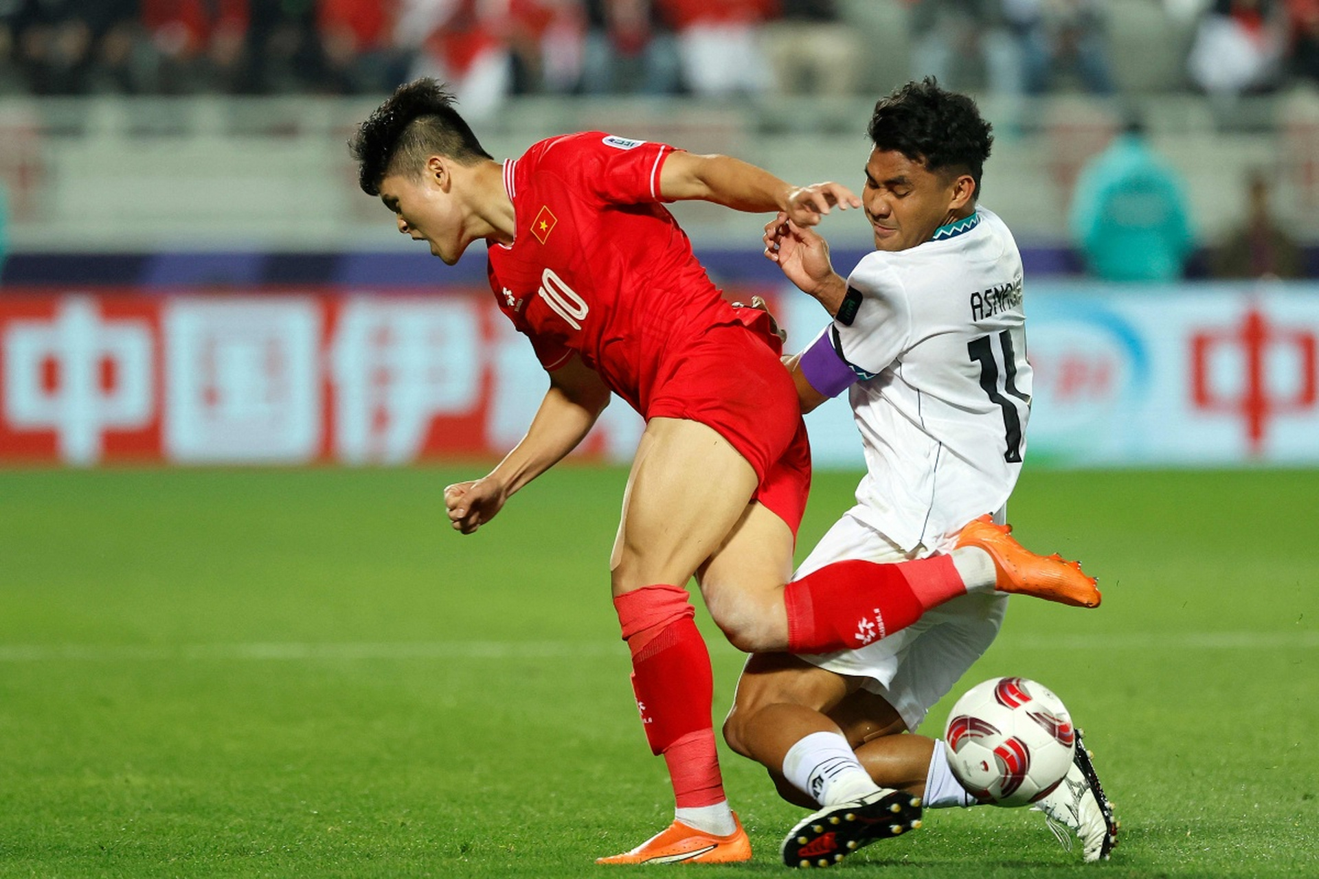 伊拉克男足在亚洲杯中表现出色,以2比1击败日本男足,战意强烈,过去10