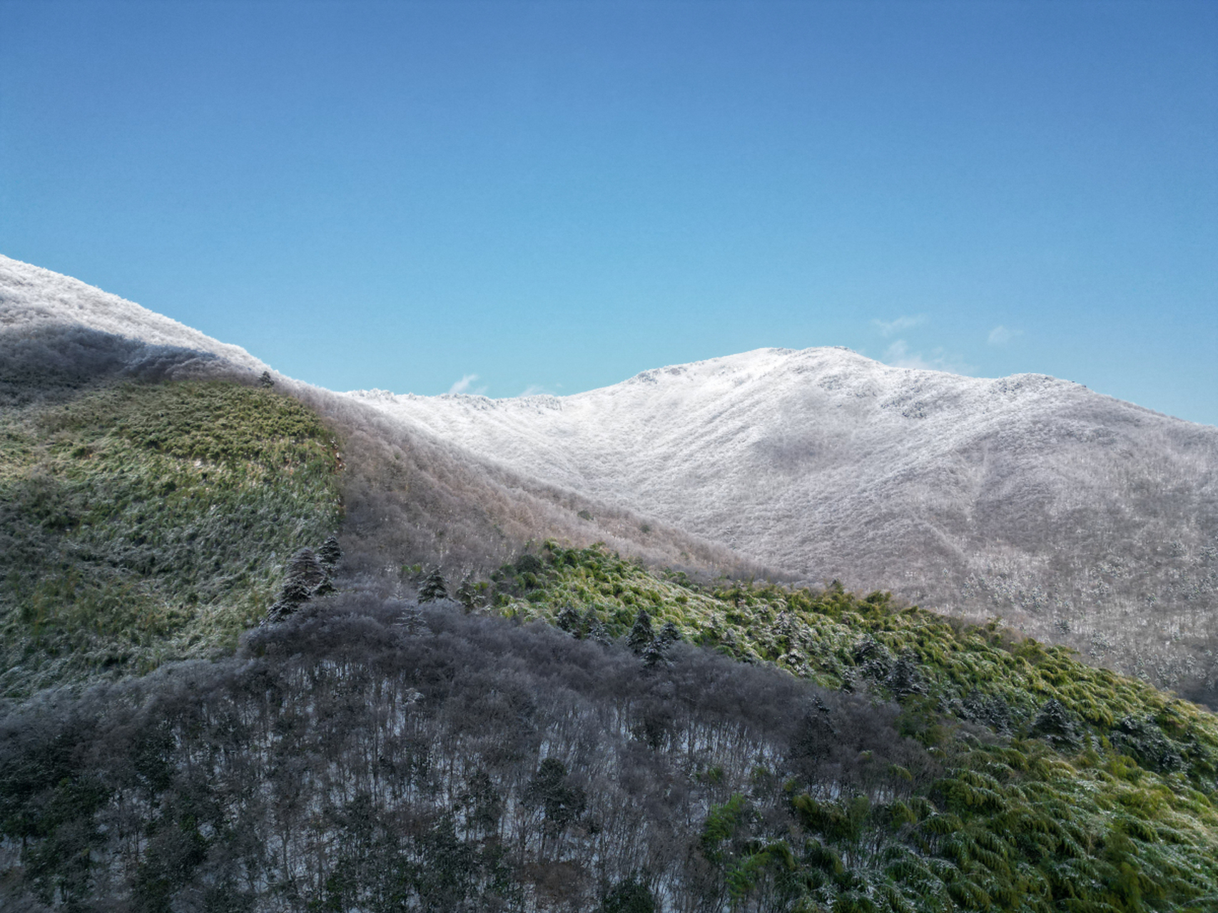 浙江湖州:安吉龙王山银装素裹  2023年12月21日,浙江湖州市的安吉龙王