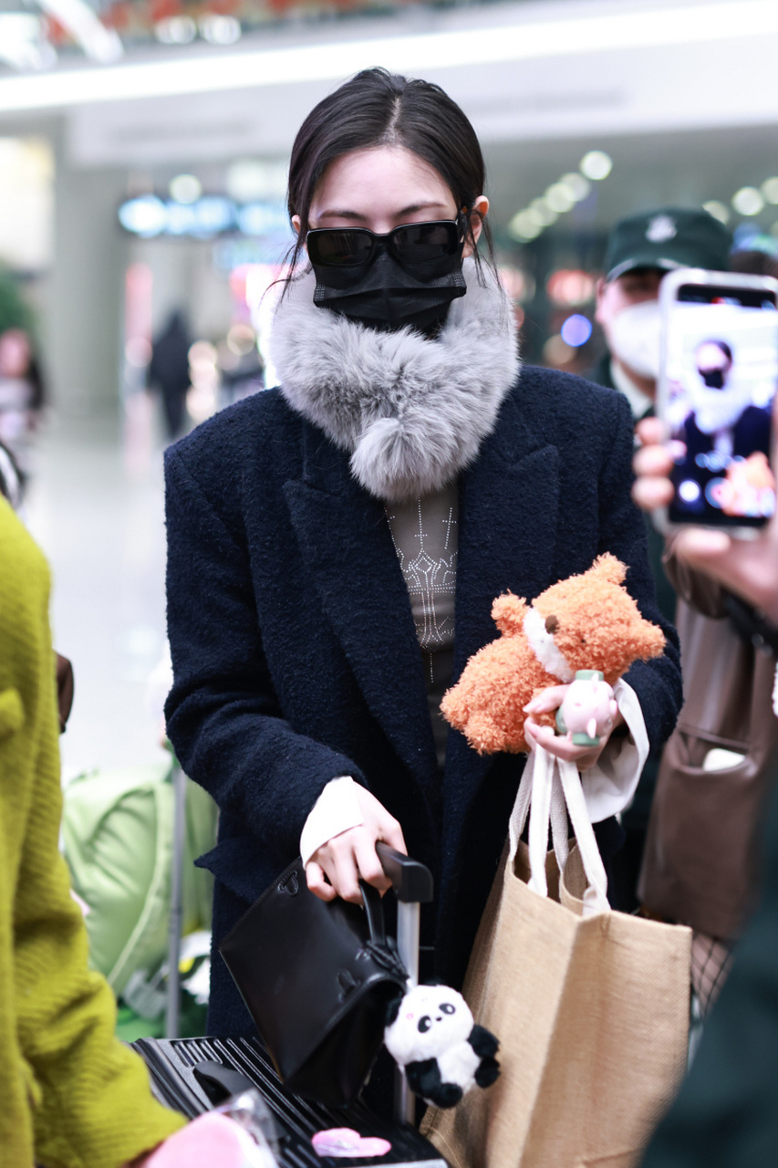 许佳琪结束微博之夜行程抵达上海虹桥机场,网友:收工回家.