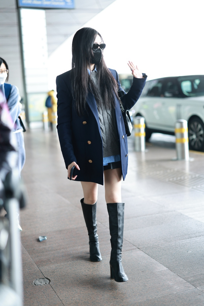 张天爱黑色西装搭配高筒靴造型现身北京首都机场,纤细的长腿依旧让人