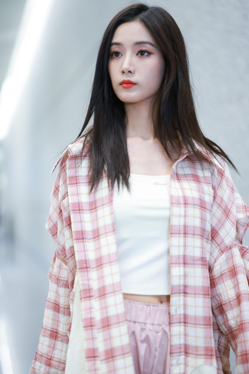 26岁的徐艺洋一袭红方格长t恤现身首都机场,清纯可爱,尤为动人.