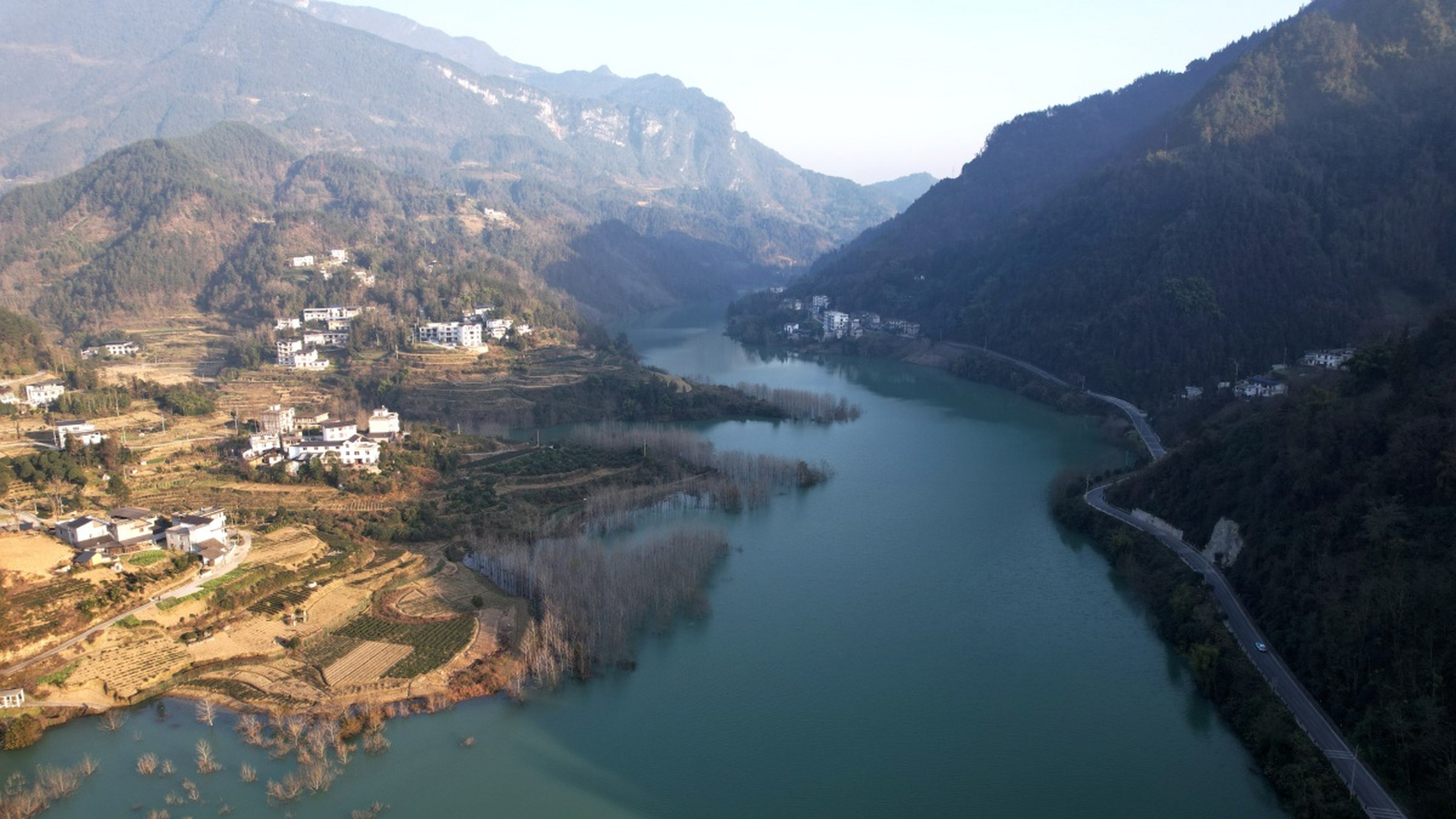 恩施市致力于清江流域综合治理,通过生态优先,绿色发展的策略,实现