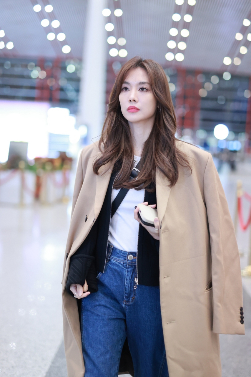 王霏霏一袭驼色大衣披肩现身首都机场,配蓝色牛仔裤格外显眼动人.