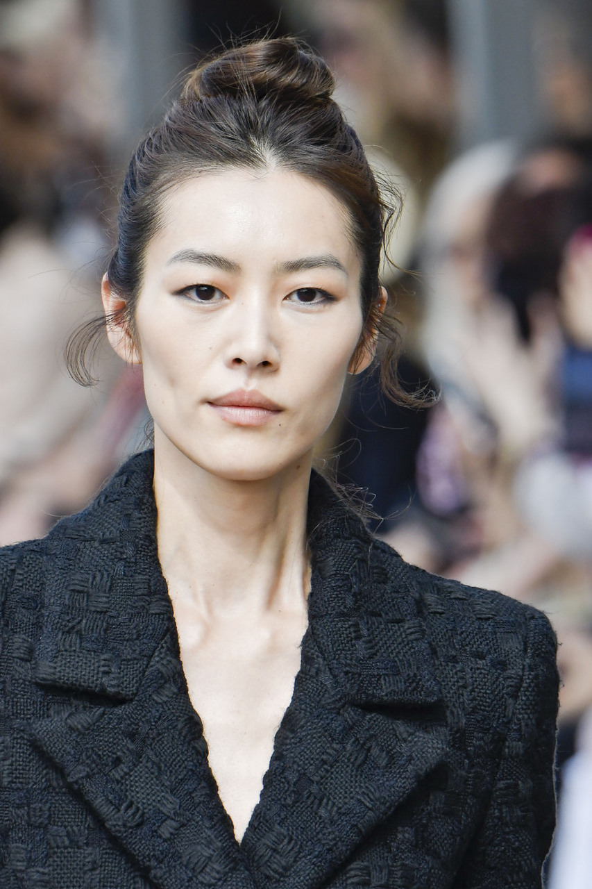 国模刘雯为2023/2024秋冬巴黎时装周chanel品牌走秀,曾是维多利亚的