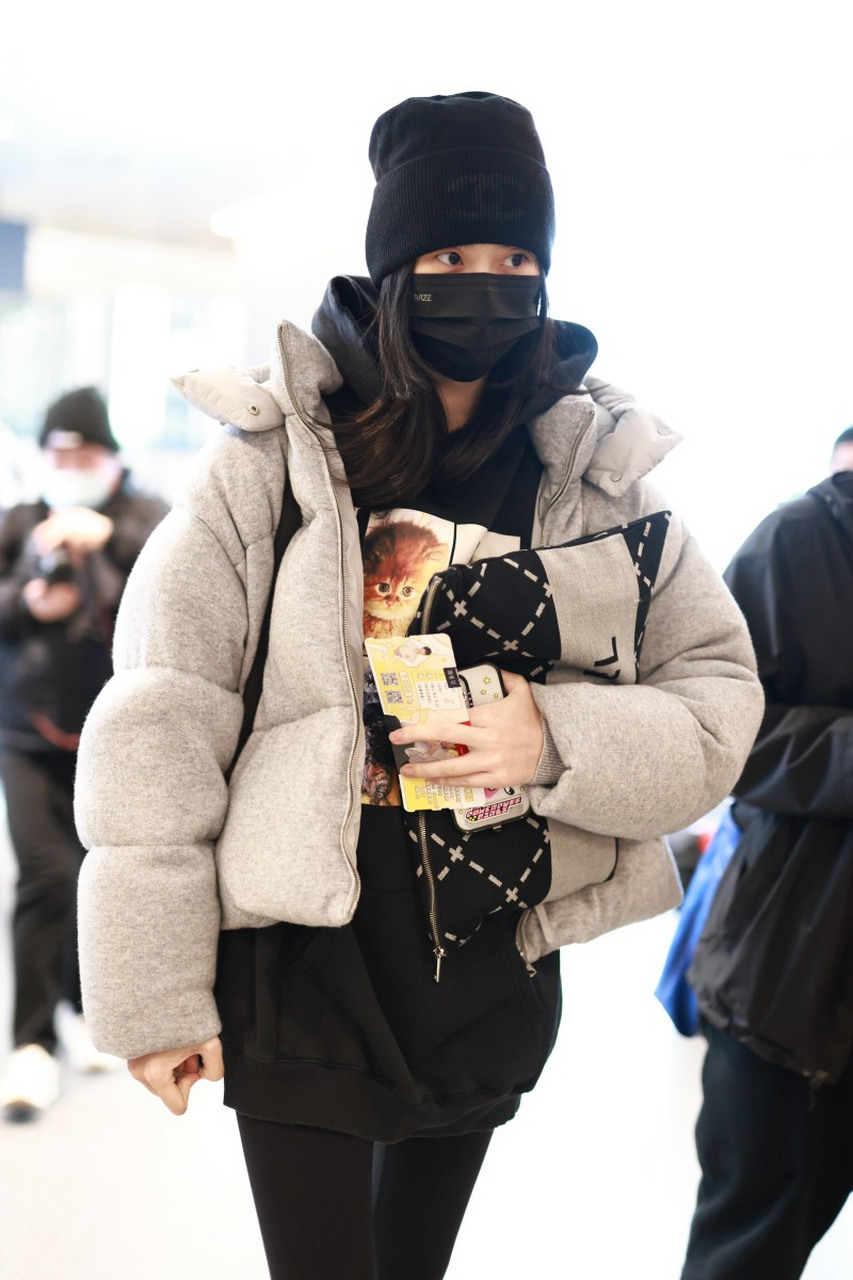 奚梦瑶穿猫咪卫衣现身上海虹桥机场,35岁的她身材178cm,依旧是维密圈