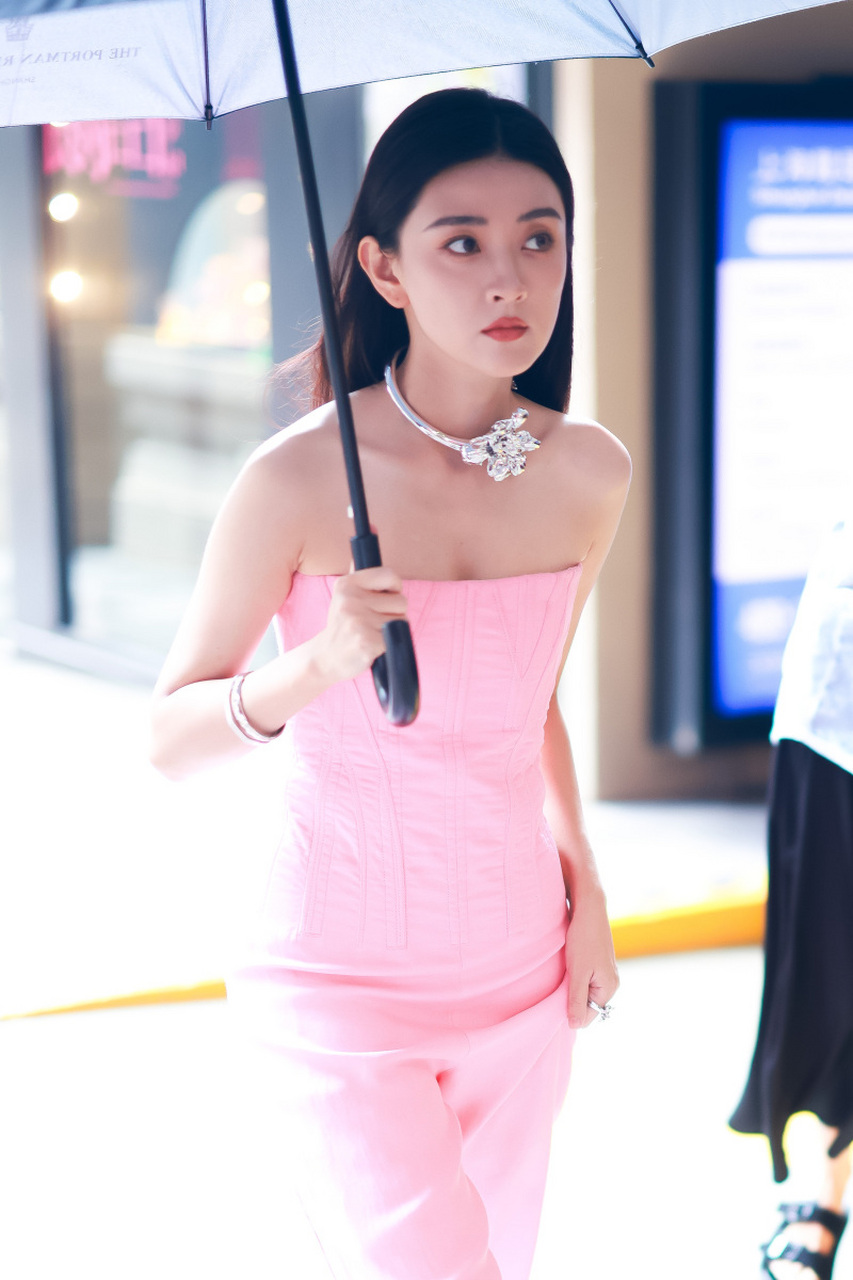 梁洁粉色抹香胸套装造型现身上海风度mens 型男模特大赛活动被拍.