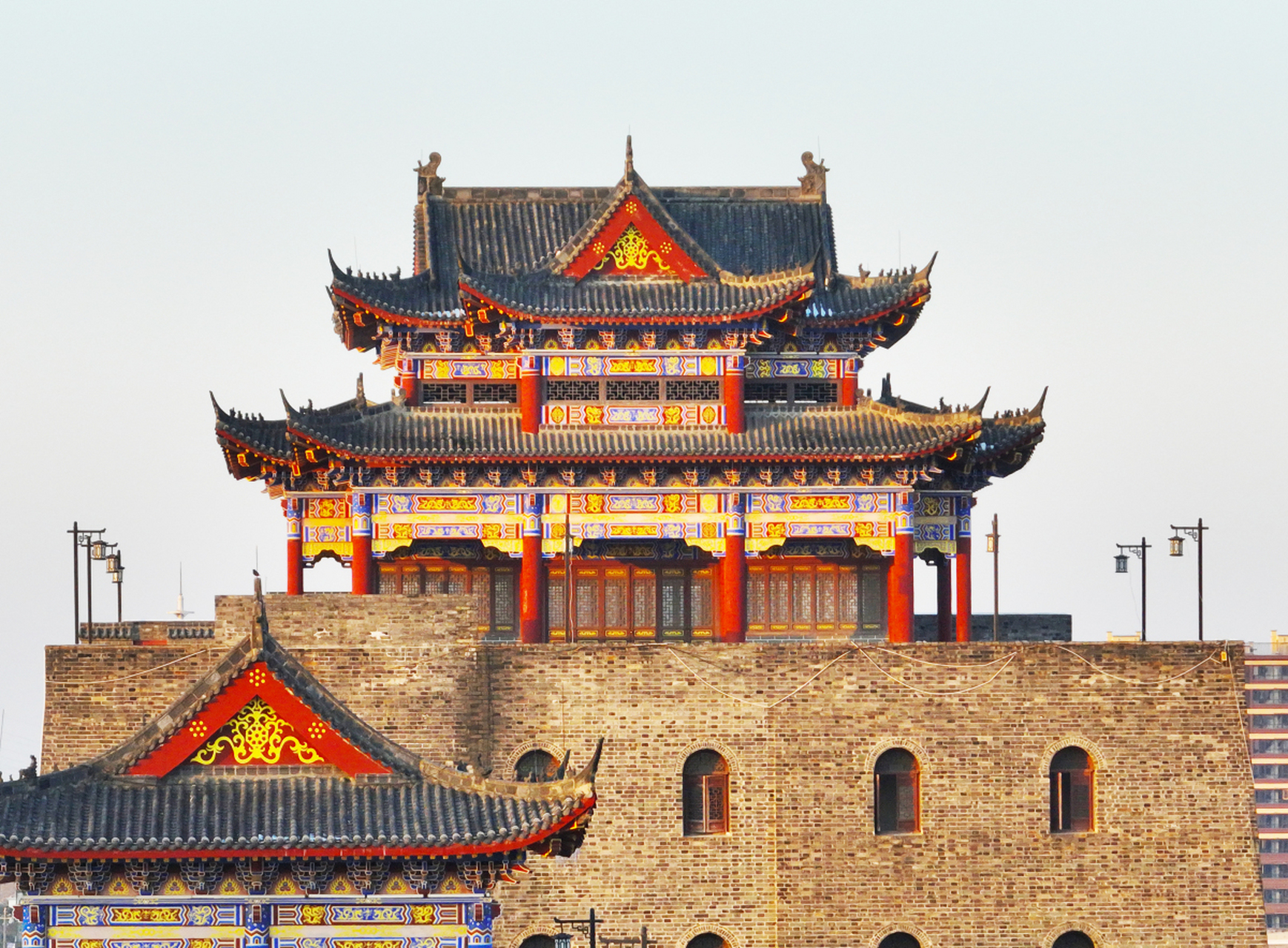 安徽马鞍山当涂县的千年古城墙成为当地旅游业亮点,展现了深厚的历史