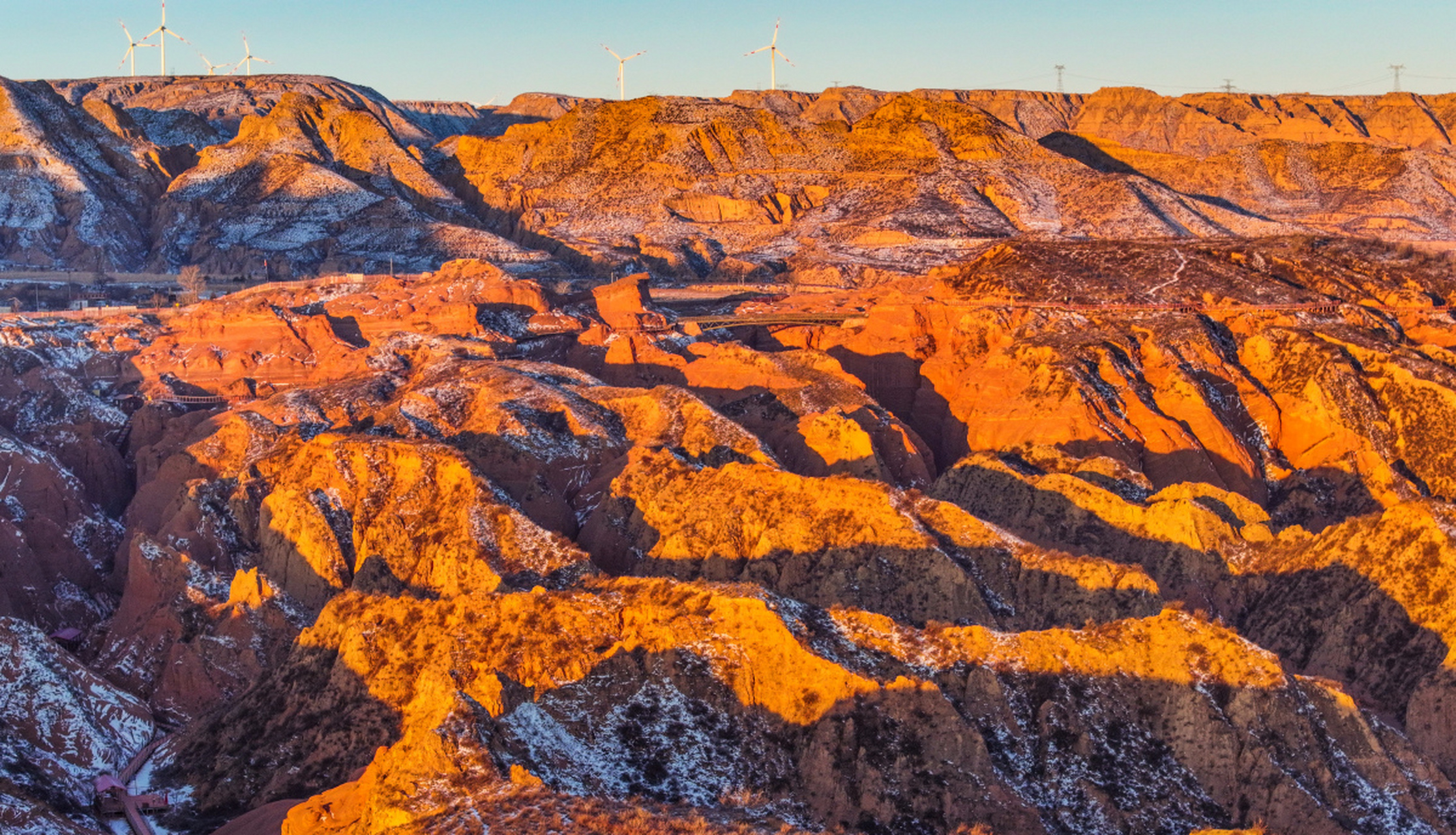 2023年12月24日,陕西榆林,晨曦下的波浪谷丹霞沟壑纵横,景色如画.