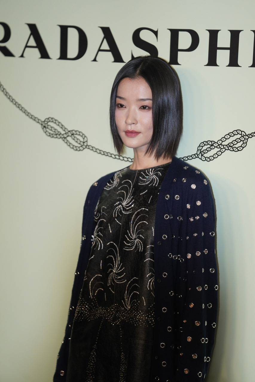 超模杜鹃亮相prada展览开幕活动