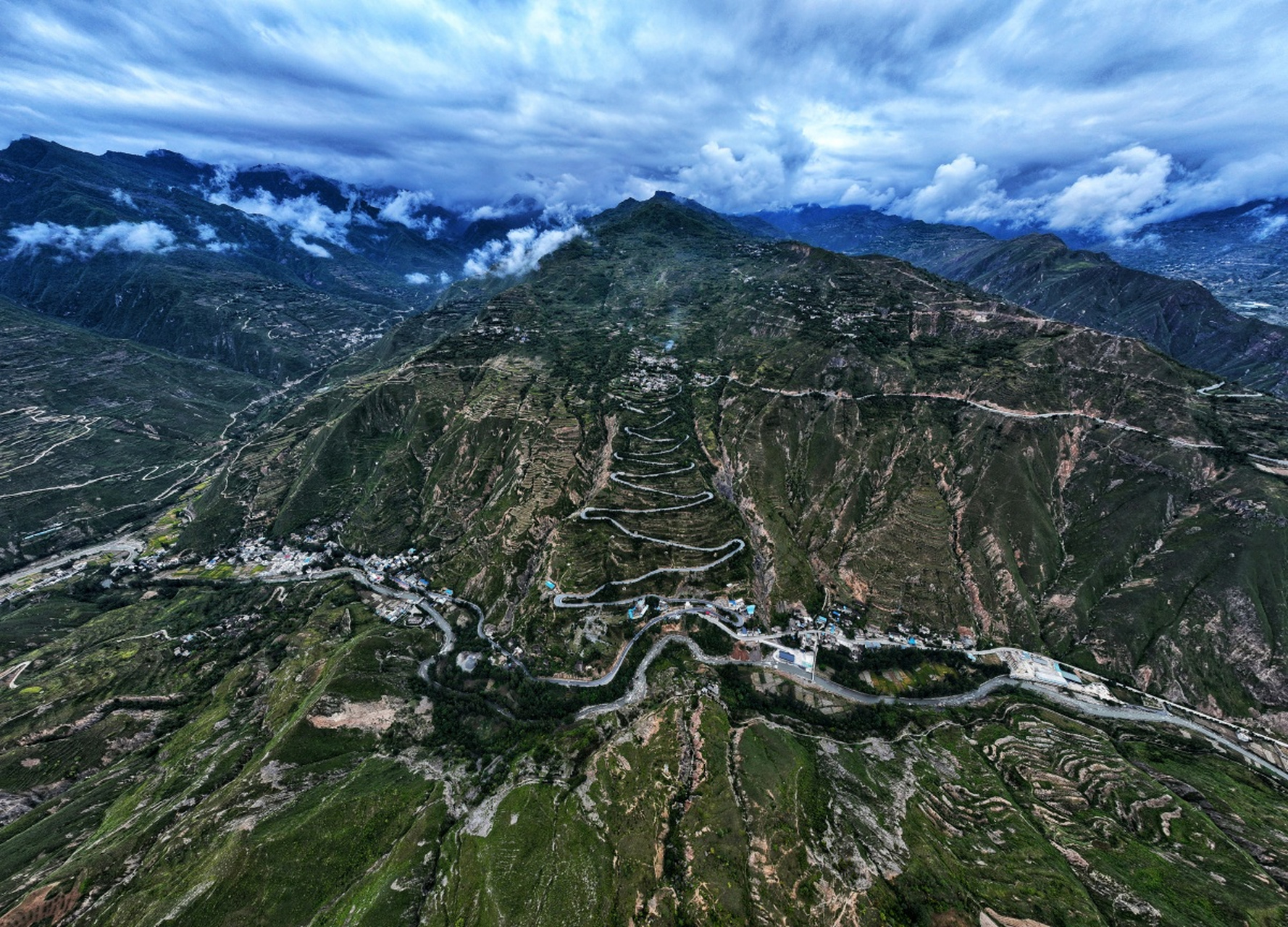高楼山"十二道拐"是陇南市文县地区连接陇南和九寨沟的一段蜿蜒山路