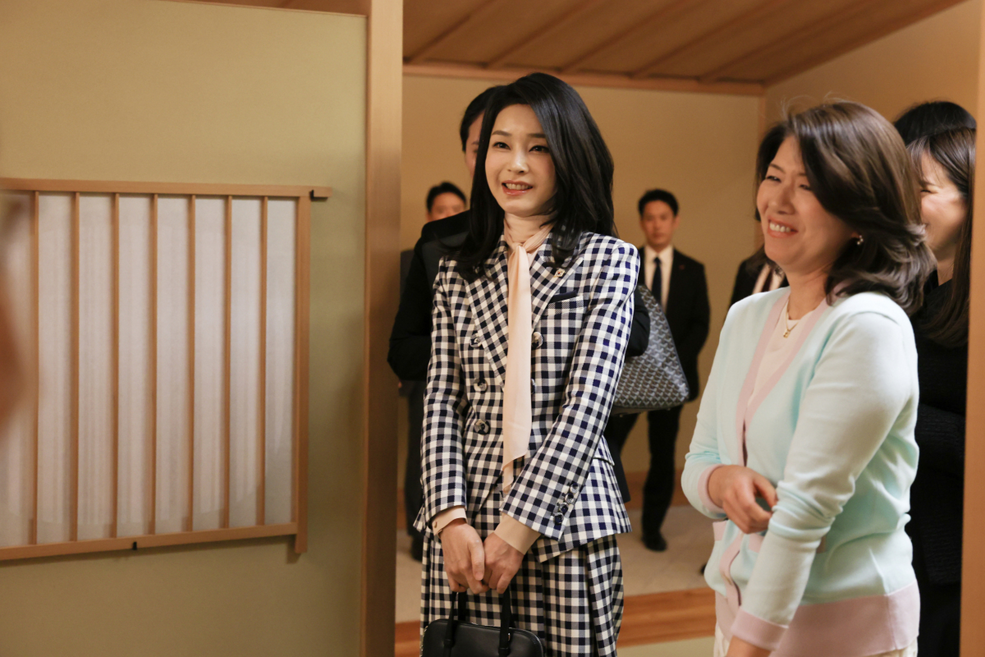 简约优雅的韩系风格令人着迷不已[原文:韩国第一夫人金建希诠释韩.