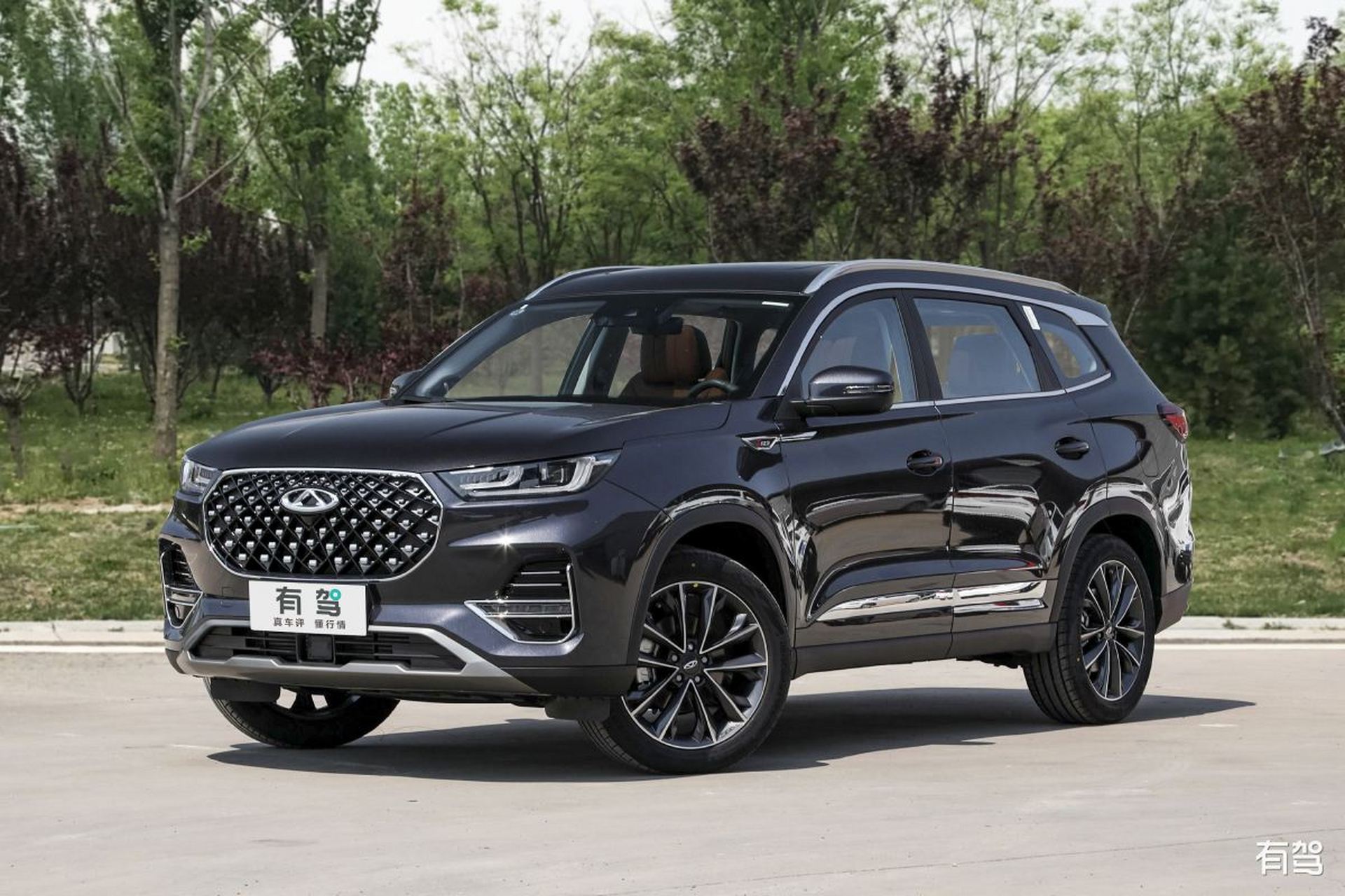 瑞虎8是奇瑞汽车的中型suv,外观大气,空间宽敞,动力充沛,配置丰富且