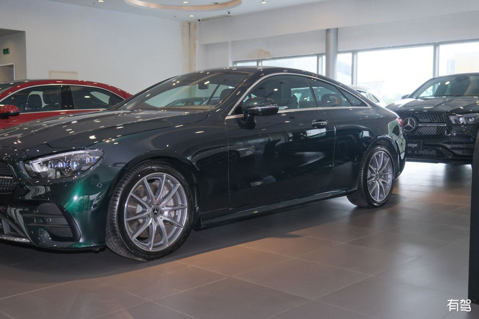 郑州一奔驰车堵道,致别人车辆被淹,太自私 郑州前几天暴雨时,某小区