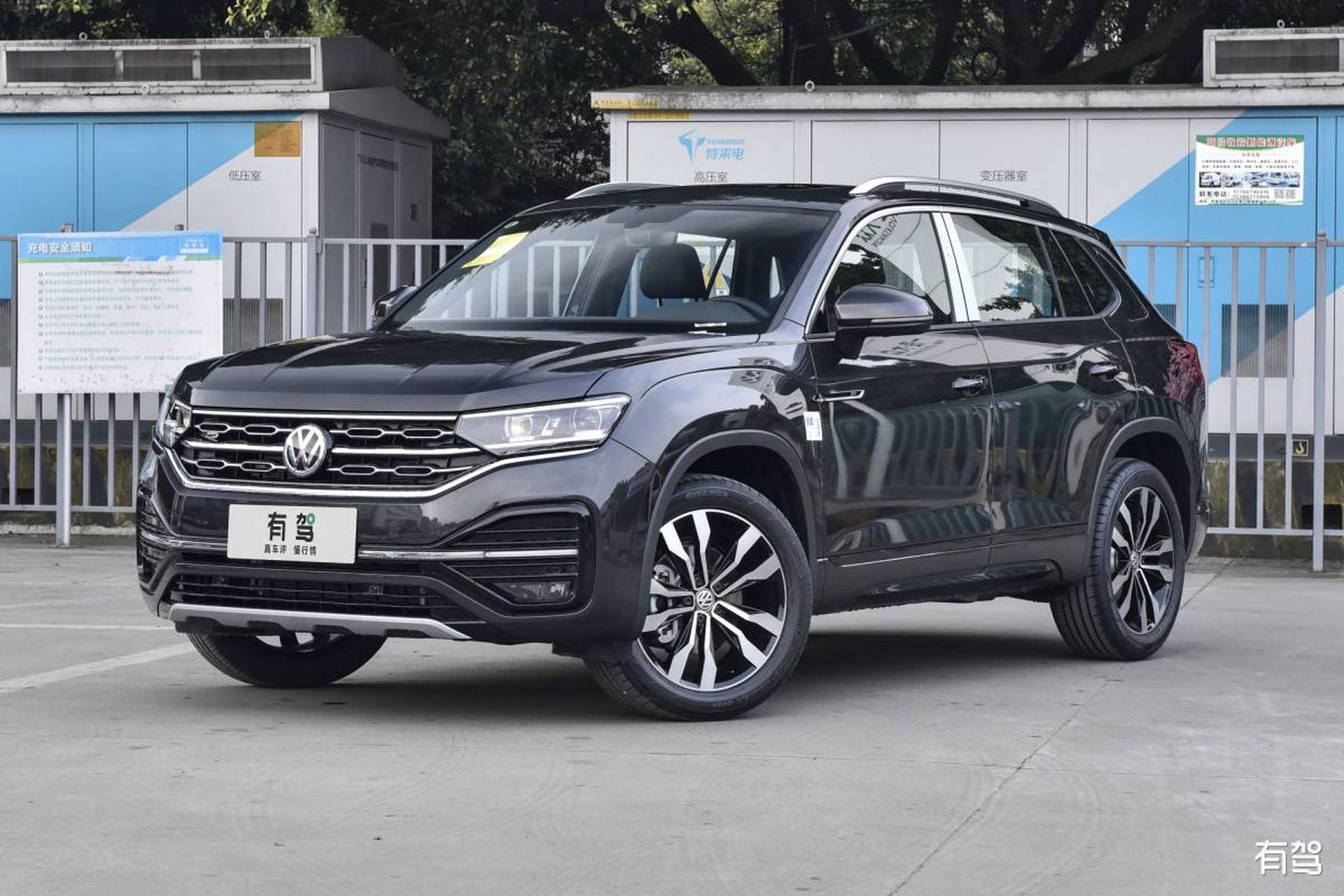 2023款300tsi两驱新月版大众途岳是一款备受关注的中型suv,外观时尚