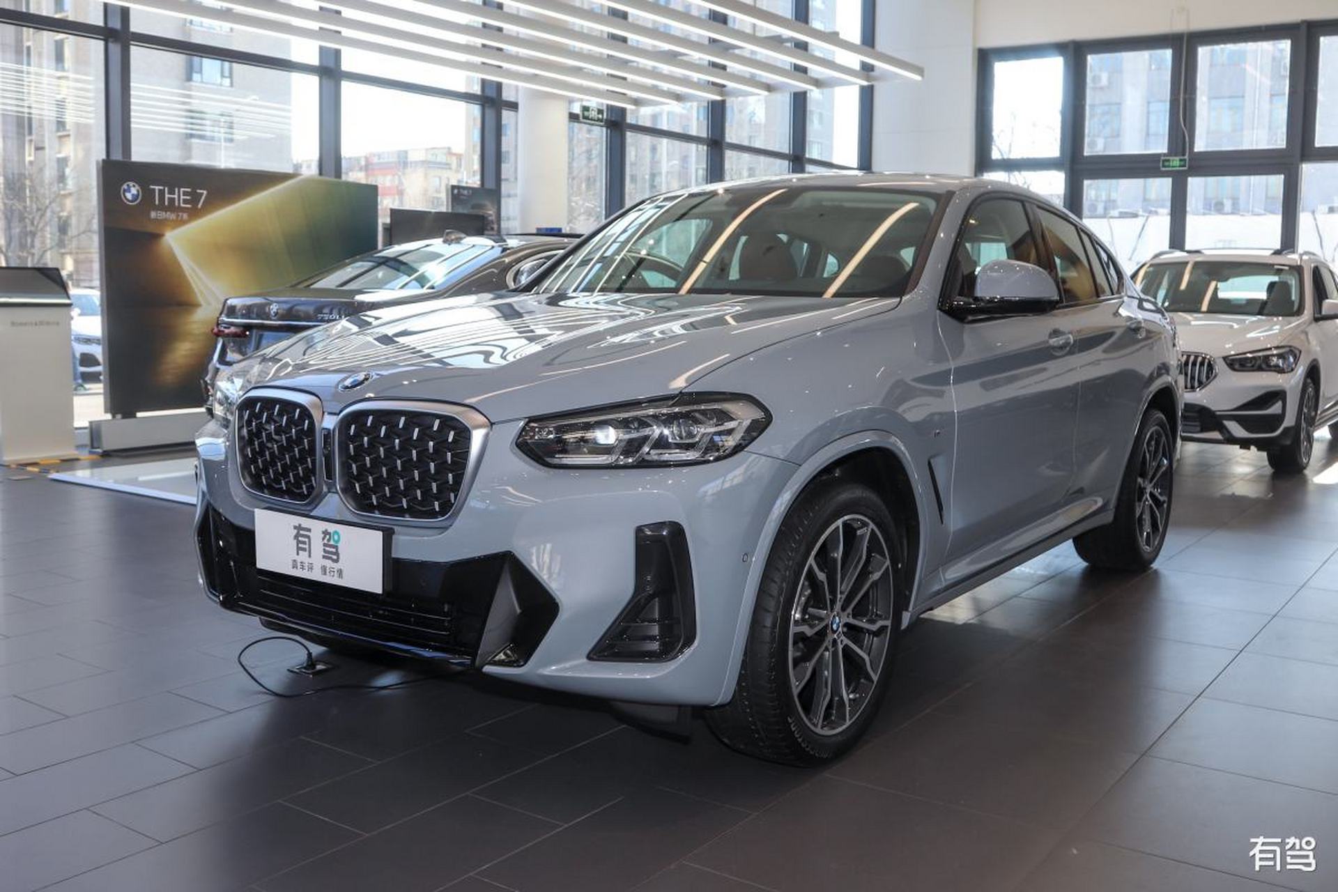 宝马x4是一款集优雅,动感与实用于一身的豪华suv,售价在50-90万元人民