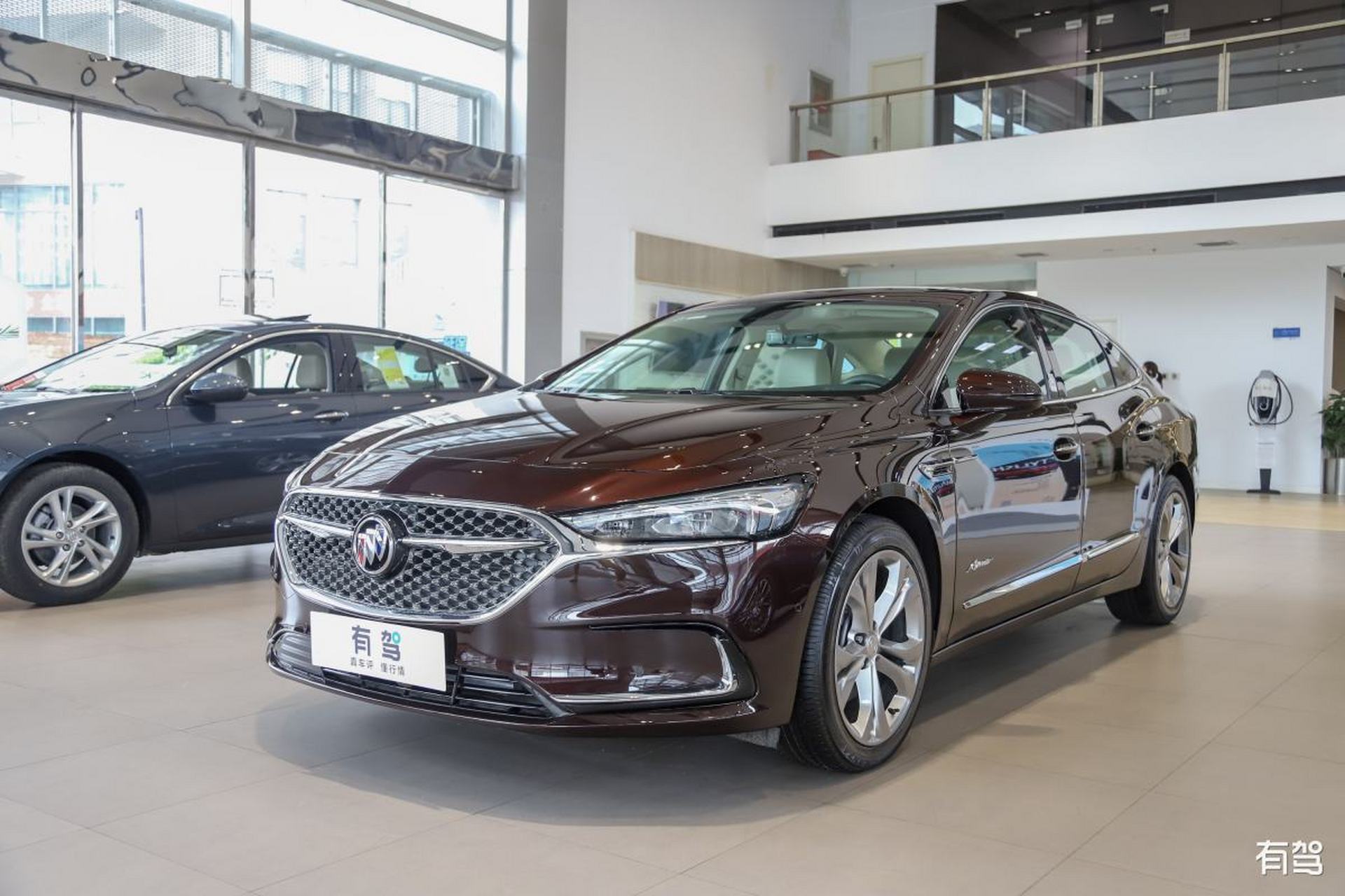 别克君越lacrosse是一款历史与现代科技交织的中型轿车,设计时尚,性能