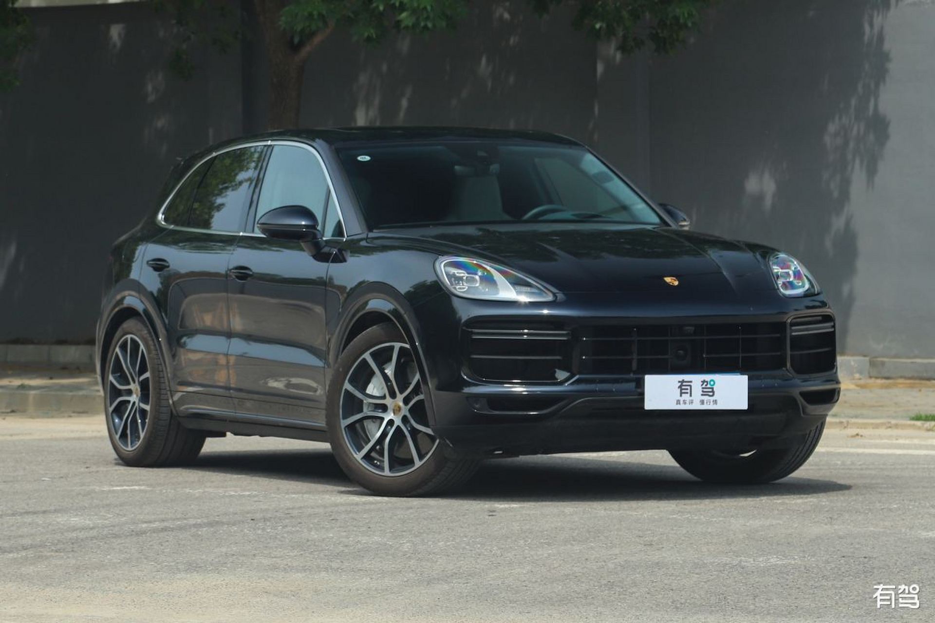 近日,备受瞩目的保时捷卡宴即将推出全新改款,吸引了众多汽车爱好者的