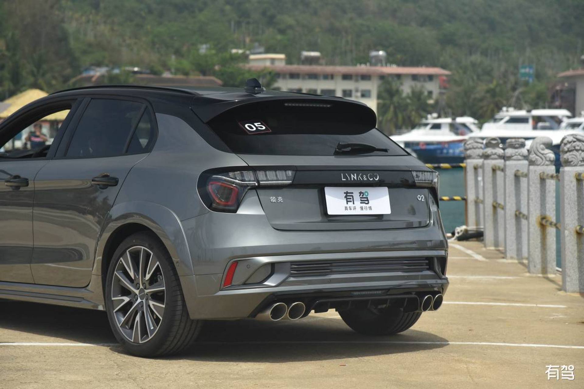 秋日生活创作季# 领克02是一款年轻人喜爱的小型suv,以其独特的外观