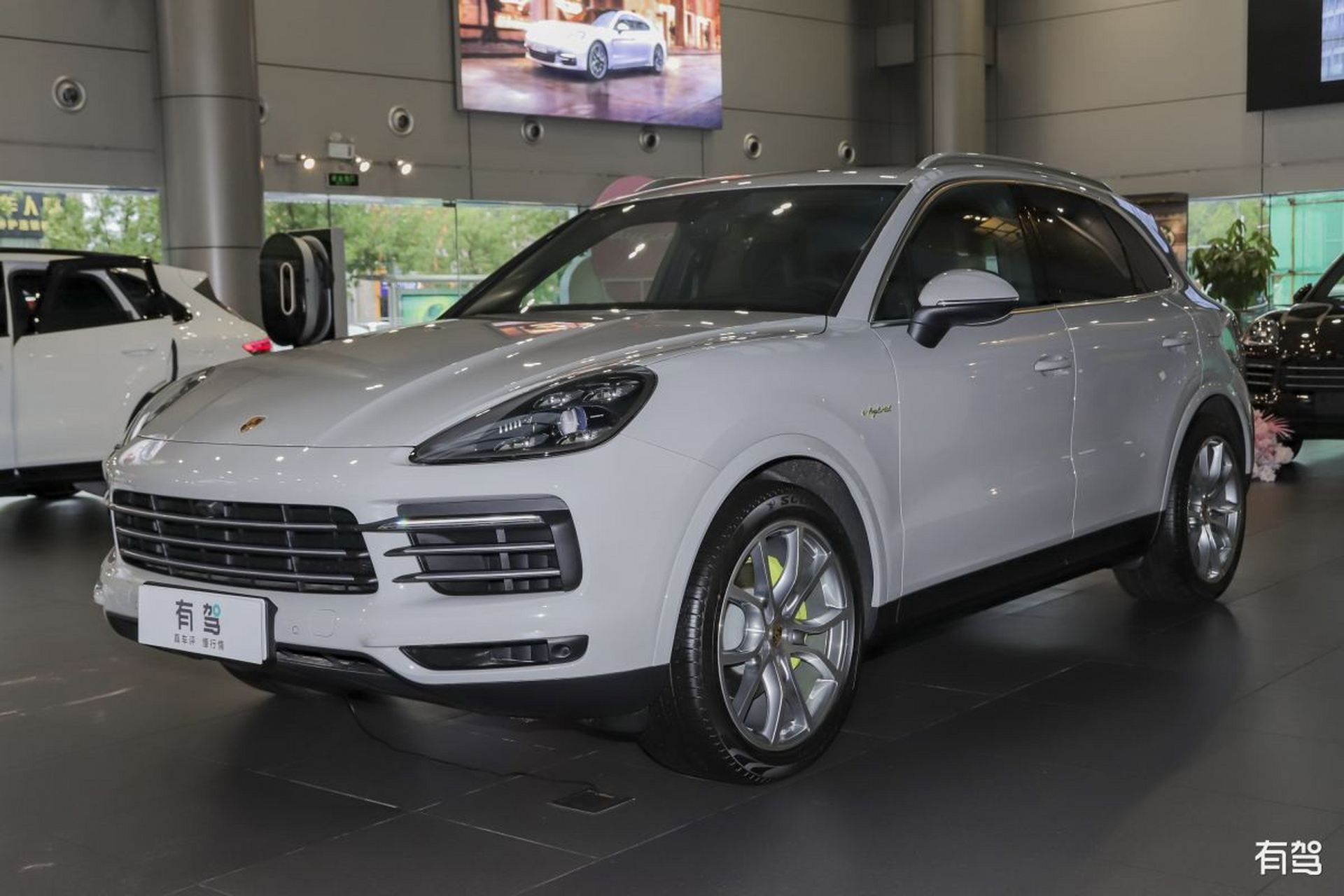 保时捷卡宴是一款高性能豪华suv,提供卓越性能,奢华内饰和良好操控性.